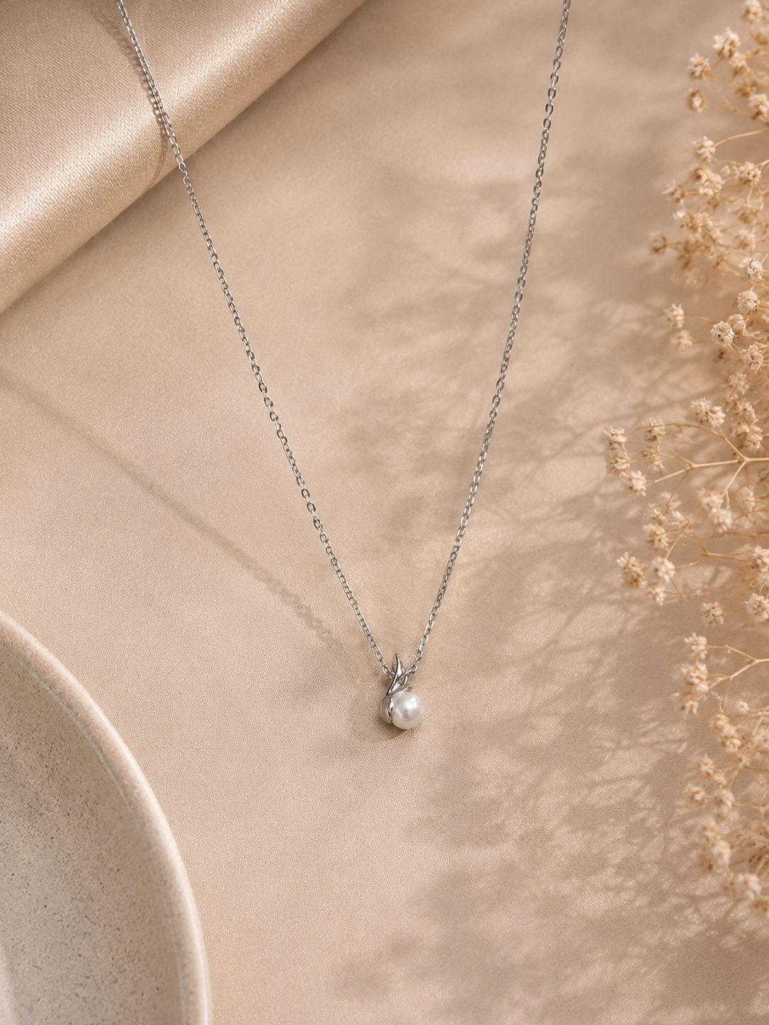 Pearl pendant necklace