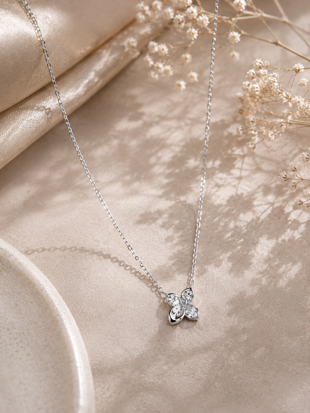 Four leaf flower pendant necklace