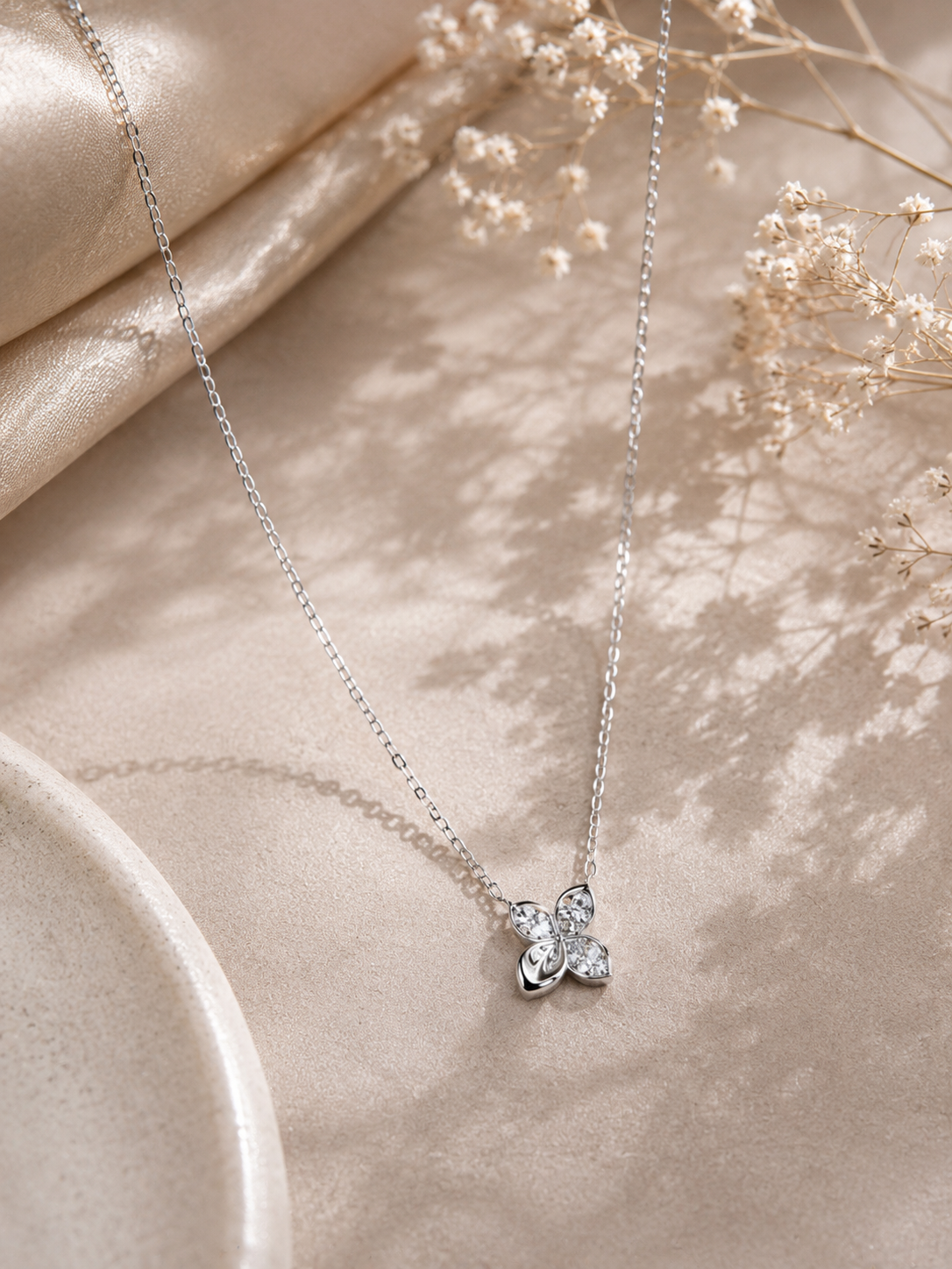 Four leaf flower pendant necklace