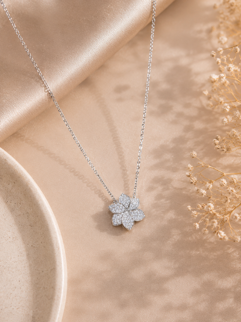 Floral pendant necklace