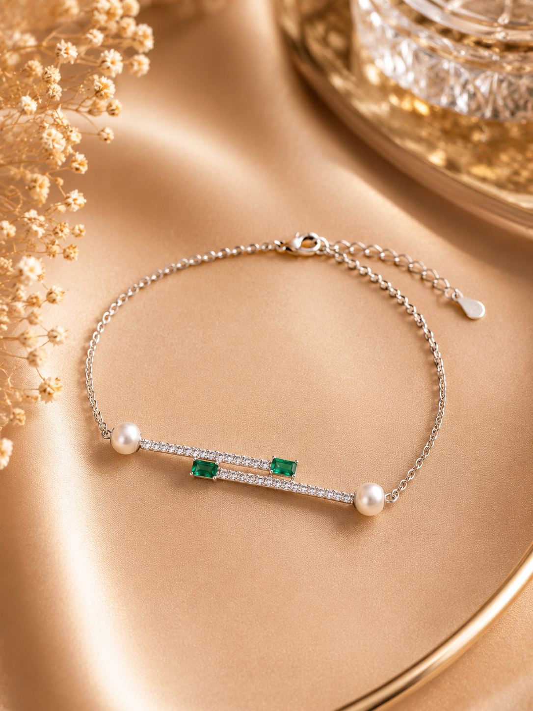 Emerald and pearl bracelet